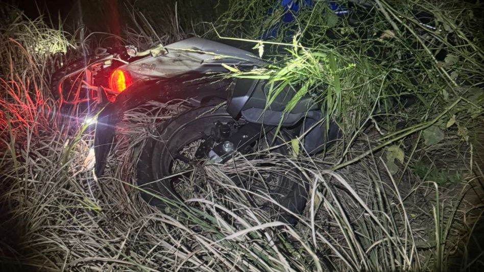 La moto que conducía el cerrajero azuleño que murió en este siniestro vial, sucedido en la noche de ayer sábado. FOTO: ALVEARYA