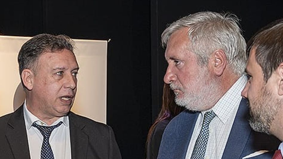 El fiscal General de Azul Marcelo Sobrino, dialogando con el procurador Julio Conte-Grand. FOTO: FISCALÍA GENERAL AZUL