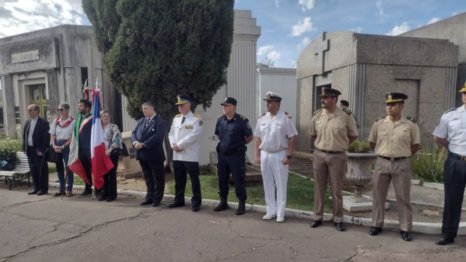 En una emotiva ceremonia, en el Cementerio se recordó a los policías de la Federal fallecidos. FOTOS: FILIAL 3 DE AZUL DEL CSPFA