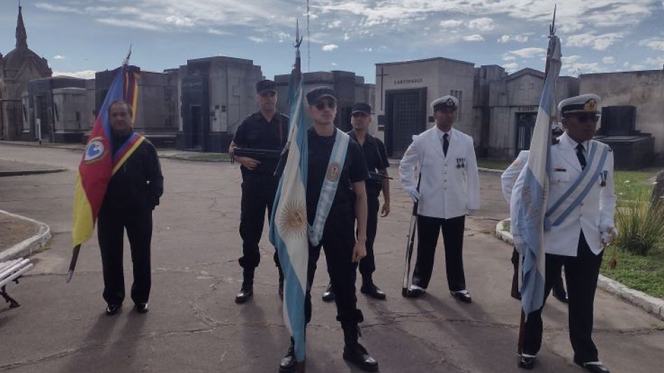 Abanderados y escoltas durante la ceremonia desarrollada días atrás en la necrópolis local.
