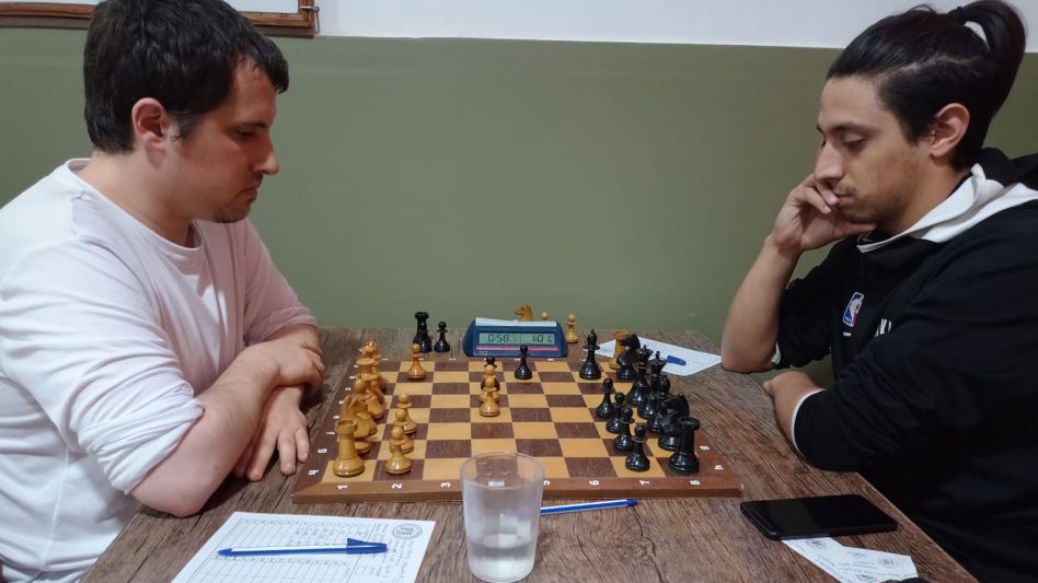 Felipe Cellario (negras) en su partida contra Santiago Poljak. Ambos finalizaron con 6 unidades, pero el primero de los nombrados resultó campeón del Oficial A por el sistema de desempate. 