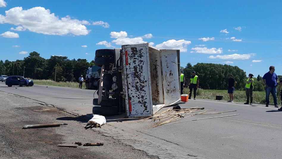El camión Iveco, tras chocar contra el auto, quedó volcado sobre la cinta asfáltica. FOTO: VIAL AZUL/PBA