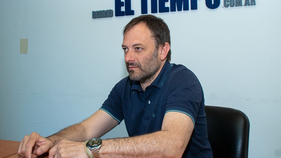 El secretario de Salud y Medio Ambiente de la Municipalidad de Azul, Hernán Combessies, durante la charla con este medio. NICOLAS MURCIA