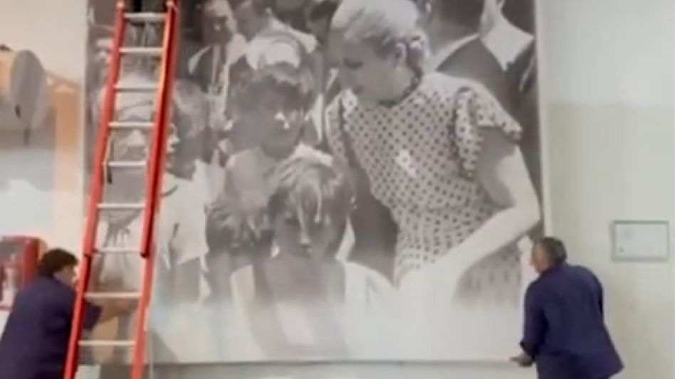 El gobierno quita imágenes de Evita y de Kirchner de los edificios públicos