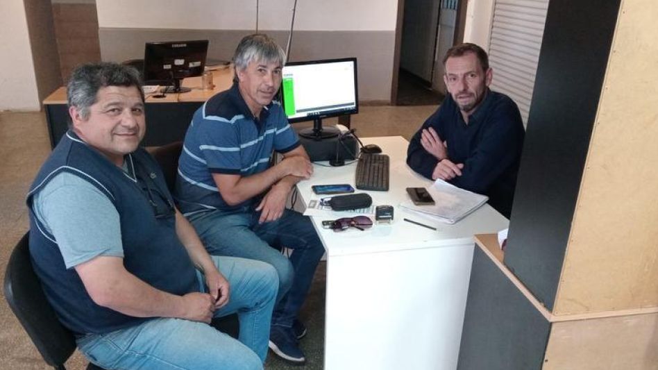 Los dirigentes del SOEMPA, Ruben Rodríguez y Luis Galloso, durante la reunión con el delegado en Azul del IOMA, Carlos Gaglione.