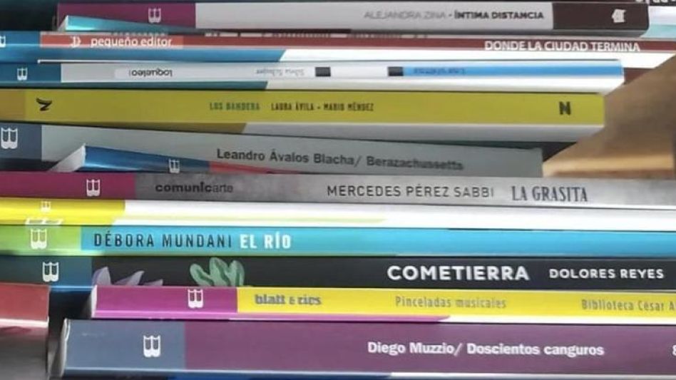 Algunos de los libros incluidos en la colección Identidades Bonaerenses son cuestionados por su contenido sexual explícito.