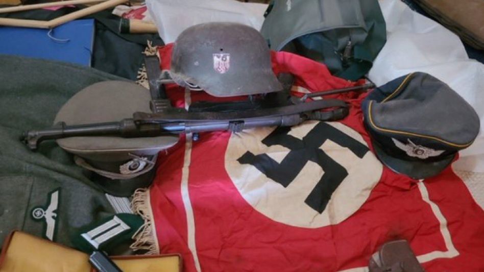 Detuvieron a un hombre en Quilmes por poseer armamento y material vinculado al nazismo