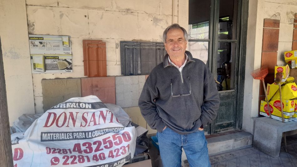 El titular del corralón Don Santo, Gustavo Salerno, durante un tramo de la charla que mantuvo con este matutino.  AGUSTÍN SCALCINI