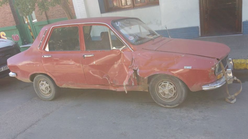 Un Renault 12. Tras la colisión en la zona de la Costanera, lo abandonó el conductor que luego sería arrestado. FOTO: EDPS AZUL/PBA