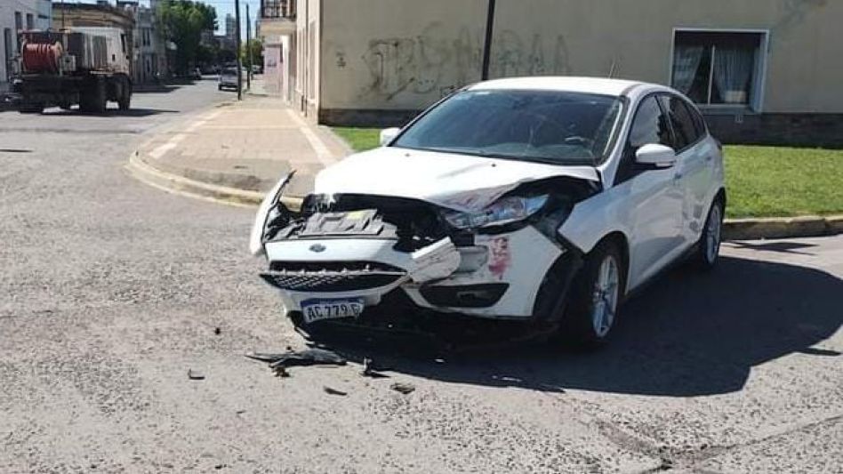 El Ford Focus contra el que chocó, al mando de un Renault 12, el hombre que ahora está aprehendido. FOTO: EPDS AZUL/PBA 
