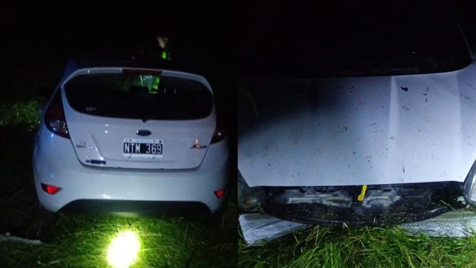 Un Ford Fiesta se despistó cuando circulaba por la Ruta 3. Sus dos ocupantes fueron hospitalizados. FOTOS: VIAL AZUL/PBA