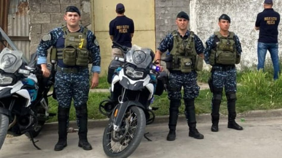 Agentes de la delegación antinarcóticos y de Infantería hicieron efectiva la detención. FOTO: DROGAS ILÍCITAS AZUL/PBA