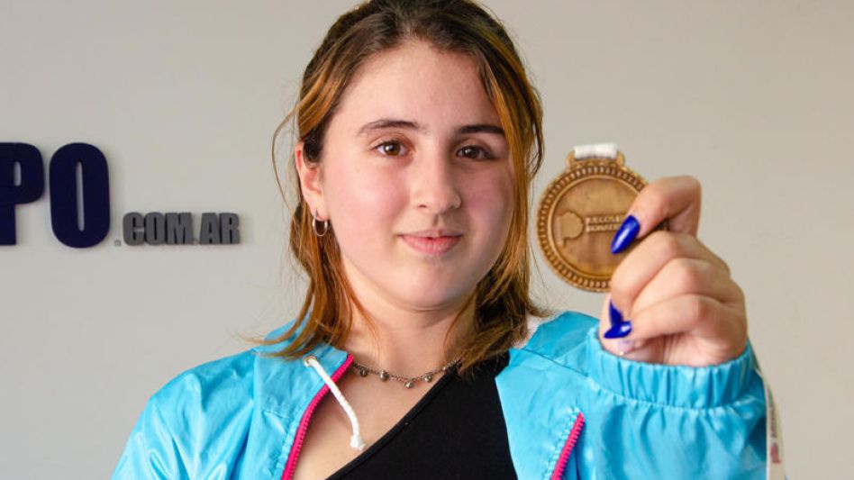 Maira Abonjo, de diecisiete años, obtuvo la medalla de oro en el área Literatura, categoría Poesía, de los Torneos Juveniles Bonaerenses 2024. NACHO CORREA