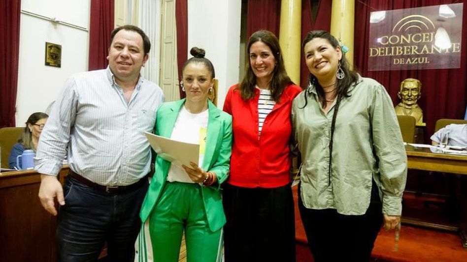 La artista plástica Daniela Montesano junto a los concejales Nicolás Cartolano, Pilar Álvarez y Agustina Bauché, al momento de recibir la Resolución que la distingue como Personalidad Destacada.