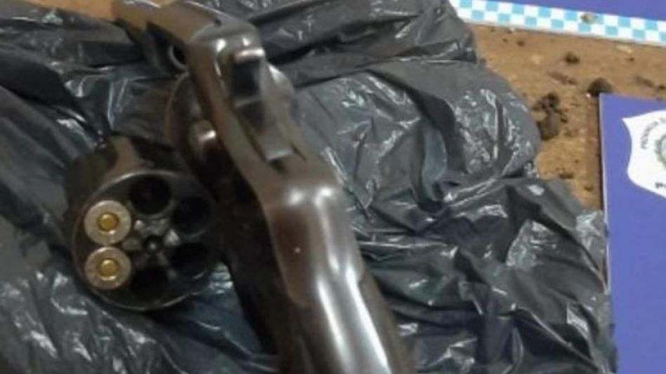 Un revólver calibre 38, el arma empleada por el menor que anteayer en Villa Piazza Norte intentó matar a otro y lo hirió en su cabeza.  PBA