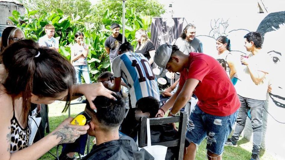 En el predio de Roca y San Carlos se realizó la acción solidaria de cortes de pelo gratuitos, en el marco de la Feria Paisana que organiza el P26J local.  PRENSA PERONISMO 26 DE JULIO/AZUL