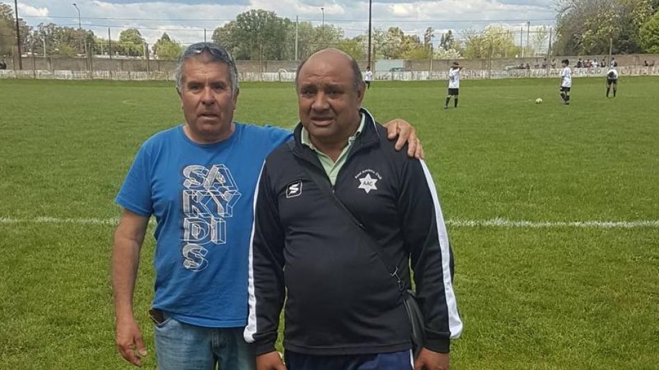 Horacio Chocolate Ledesma (derecha) en su amado Azul Athletic Club y José Chupete Orradre en Independiente de Chillar.