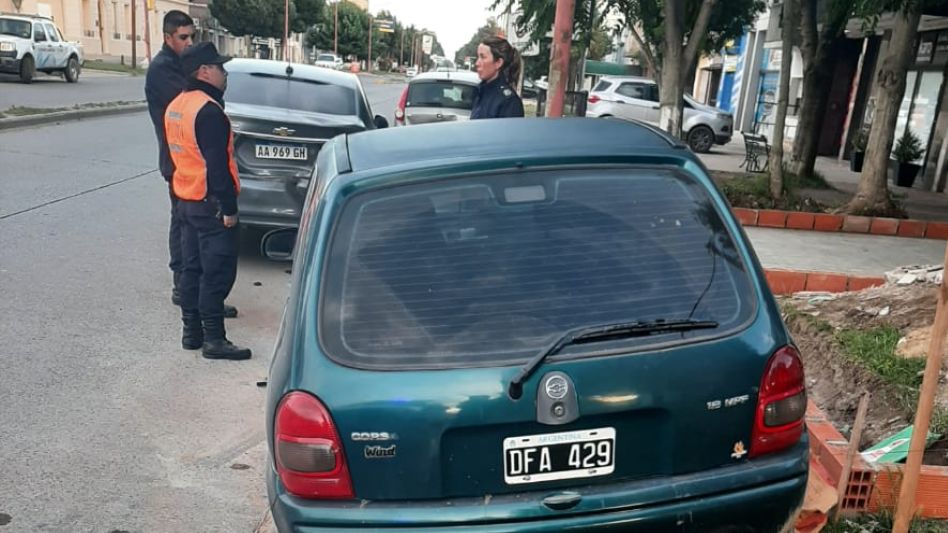 Sobre la Avenida Mitre, un Chevrolet Corsa se despistó y provocó un choque en cadena. FOTO: EPDS AZUL/PBA