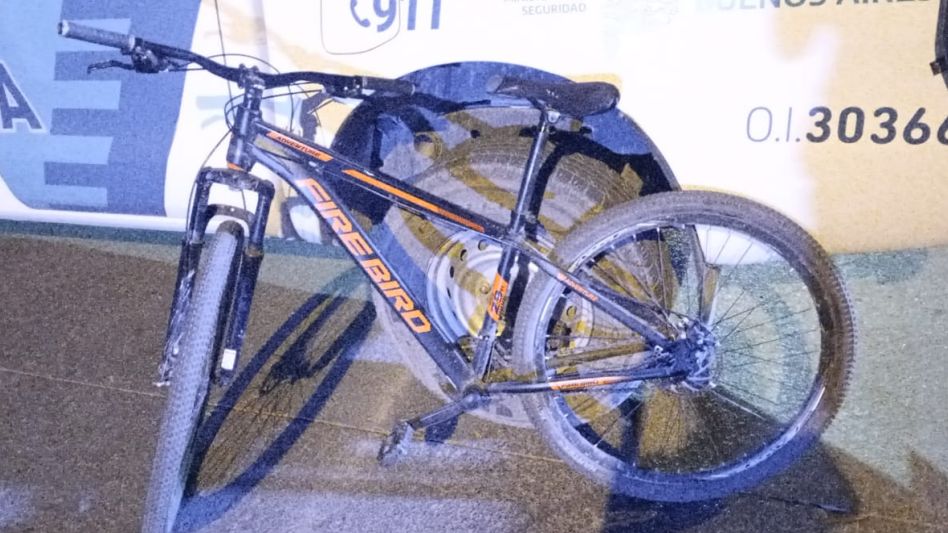 En Constitución y Roca, un menor sufrió lesiones cuando la bicicleta en la que iba impactó con un auto. FOTO: EPDS AZUL/PBA