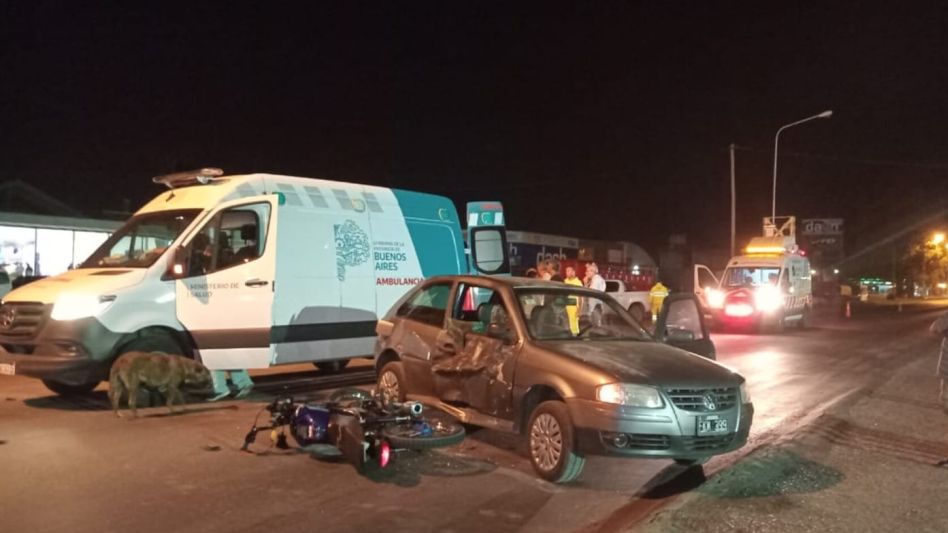 El sábado pasado, una pareja que iba en moto colisionó en la Ruta 3 contra un auto. FOTO: VIAL AZUL/PBA