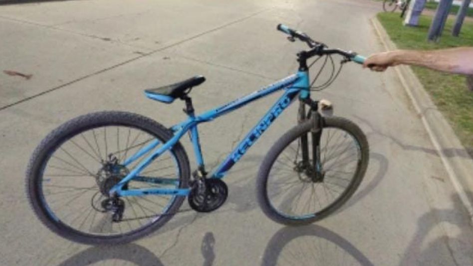 La bicicleta que guiaba un hombre y chocó con un auto, el viernes pasado, en Avenida 25 de Mayo. FOTO: EPDS AZUL/PBA