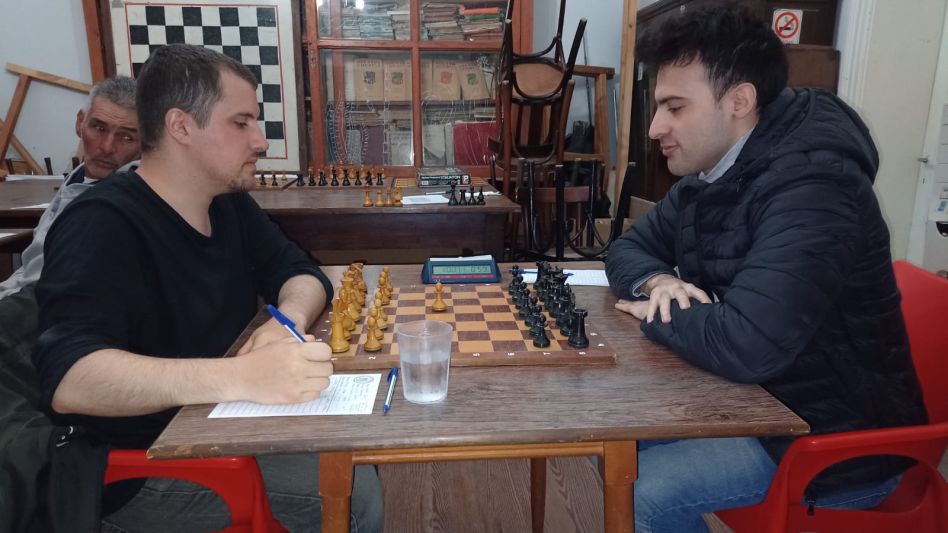 Santiago Poljak (blancas) es el puntero del Torneo Mayor. En la foto frente al actual campeón, Gonzalo Varzilio, a quien se impuso. 