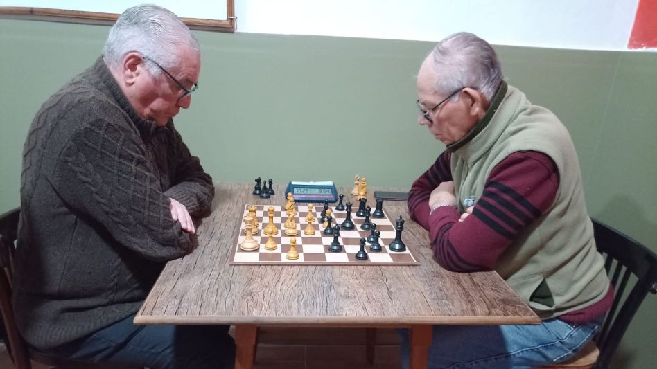 El líder del torneo homenaje a Vicente Farinella, Jorge Burgos con blancas, en su partida con Juan Alcaraz. 