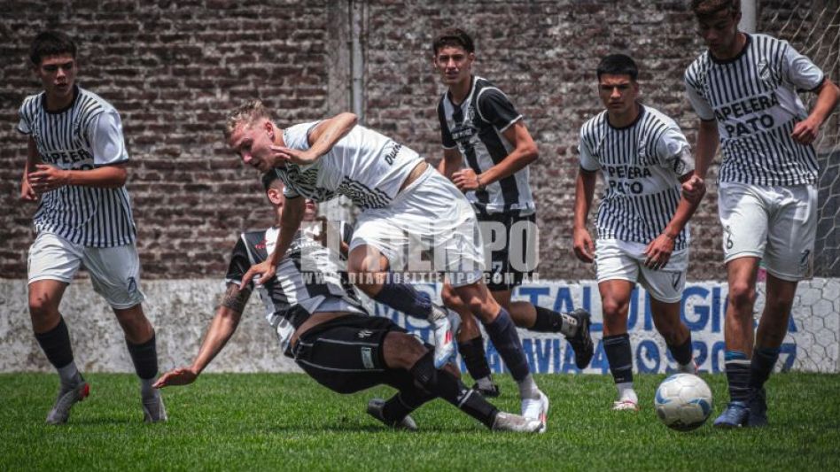 Alumni venció a Cemento por 2 a 0 en el encuentro de ida de las semifinales del Clausura de Reserva. FOTOS NICOLÁS MURCIA