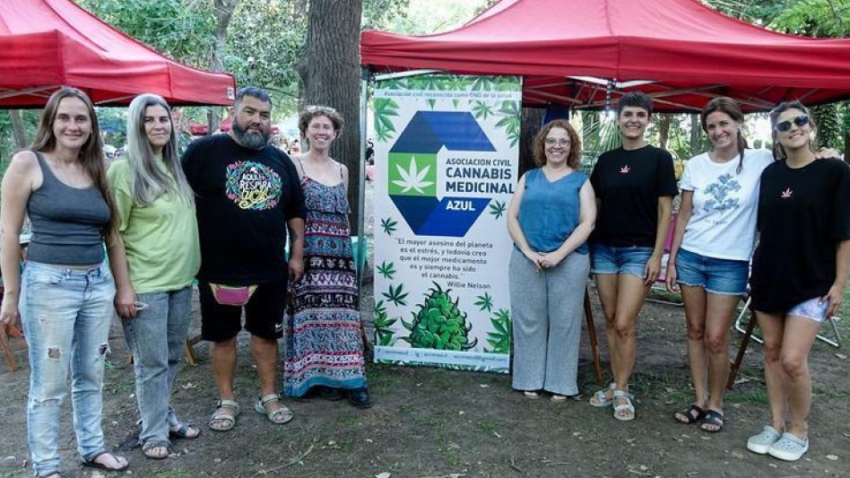 Varios de los integrantes de la Mesa Intersectorial de Cannabis Medicinal de Azul durante el tercer encuentro que se realizó el sábado pasado en el Parque Municipal de esta ciudad.  HÉCTOR GARCÍA