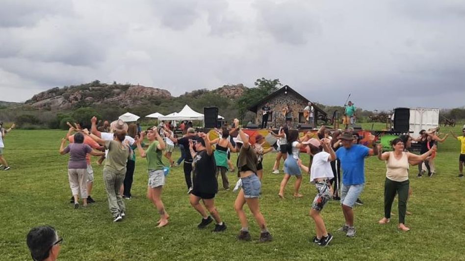 La edición 2024 del Pullu Calel en el Parador Boca de las Sierras, el domingo último. La lluvia impidió la finalización de todas las actividades programadas.  GENTILEZA LA OVEJA NEGRA