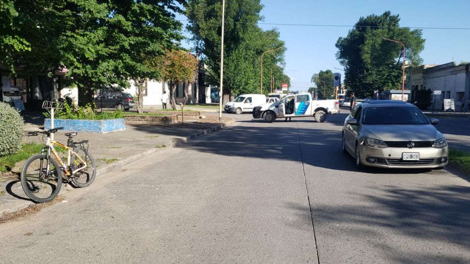 En Mitre entre Necochea y 25 de Mayo un auto colisionó con una bicicleta. FOTO: EL TIEMPO