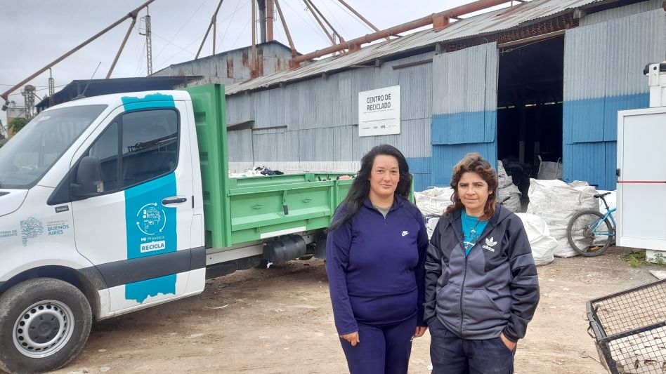 Las recuperadoras locales Desire y Graciela durante la charla que mantuvieron con este diario en el Centro de Reciclado Municipal. AGUSTÍN SCALCINI