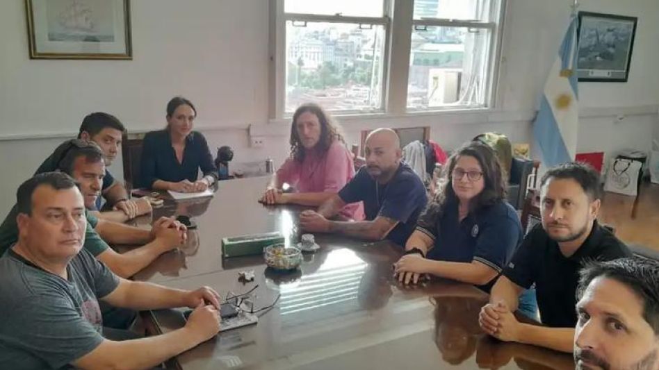 Dirigentes de ATE, entre ellos los azuleños Eduardo Bercovich y Sebastián Maddío, durante la reunión con la jefa de Gabinete del Ministerio de Defensa de la Nación, Luciana Carrasco.