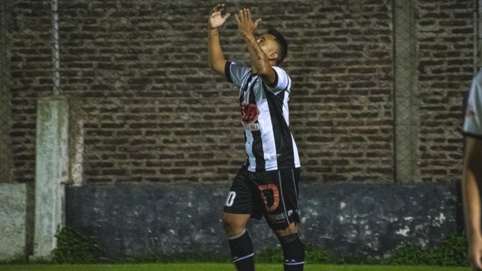 Con una tripleta de Maximiliano Timpanaro, Alumni Azuleño se impuso por 4 a 2 frente a River Plate. FOTOS NICOLÁS MURCIA