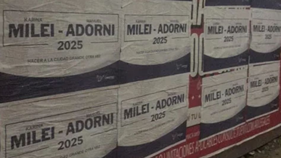¿Una señal a Macri? Aparecieron carteles con Karina Milei - Adorni en modo campaña