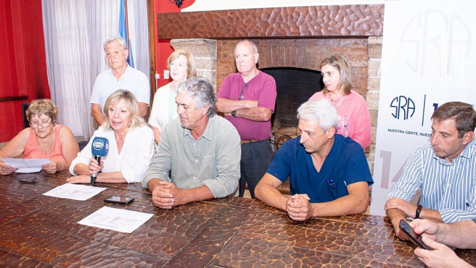 Representantes de las instituciones organizadoras de la séptima cena show a beneficio del Hospital Municipal Dr. Ángel Pintos, al momento de dar a conocer los números finales del evento.