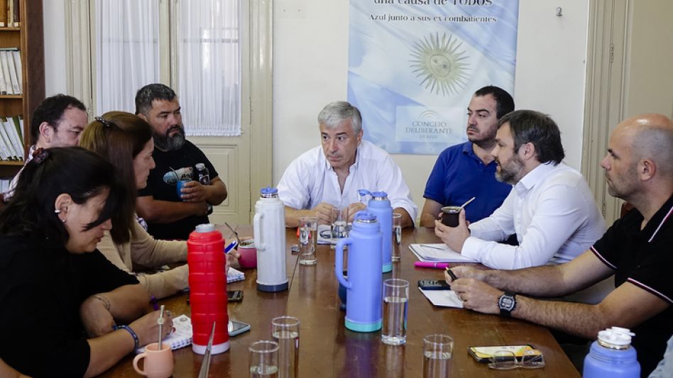 Los funcionarios del Ejecutivo Carús, Pallia y Dávila junto a concejales, durante la reunión ampliada en el legislativo local.  PRENSA CONCEJO DELIBERANTE