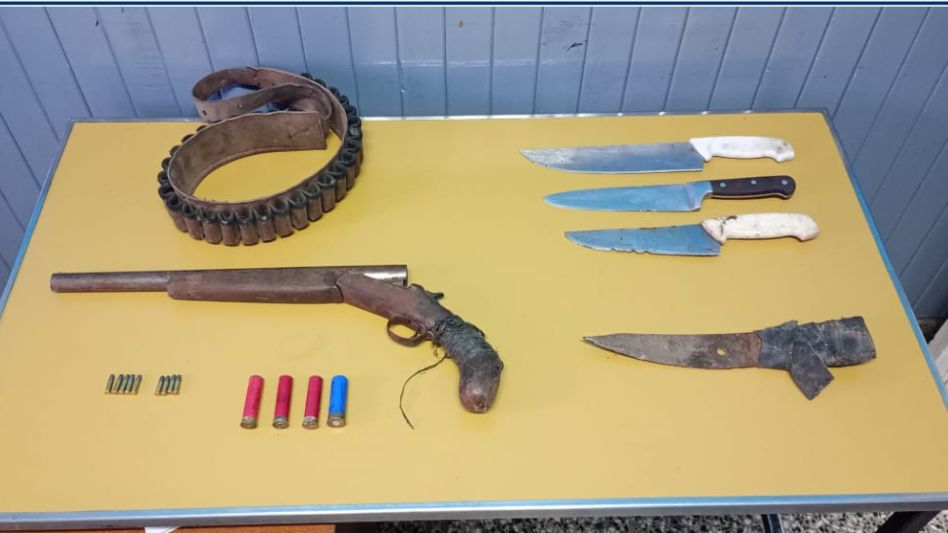 Los elementos incautados por personal policial en el allanamiento. FOTO: SUBCOMISARÍA CACHARÍ