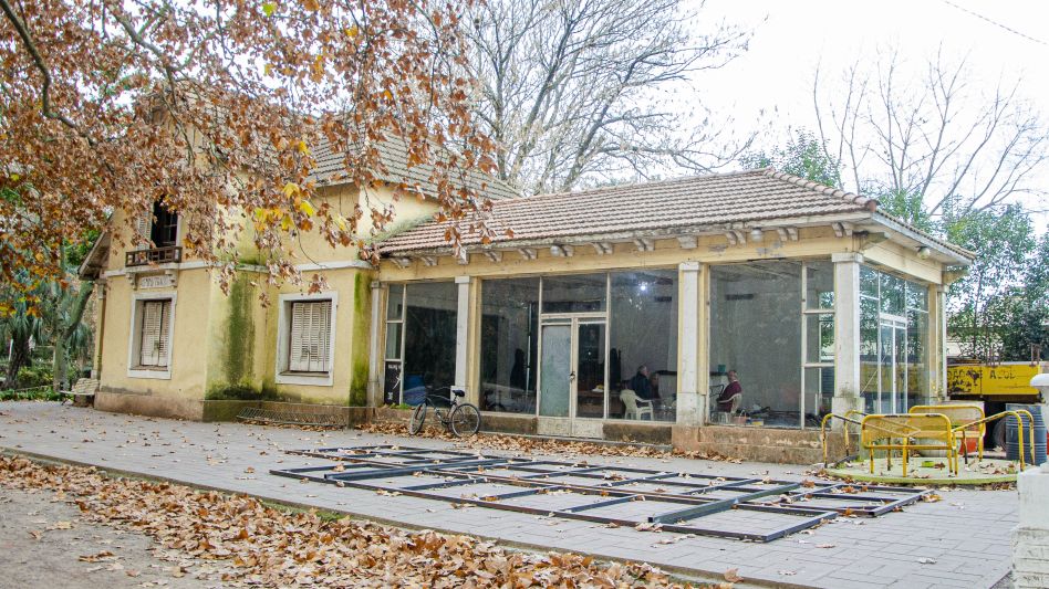 La ex Confitería del Parque Municipal seguirá por ahora siendo utilizada como depósito y como matera de los trabajadores que se desempeñan en ese espacio público.  ARCHIVO/EL TIEMPO