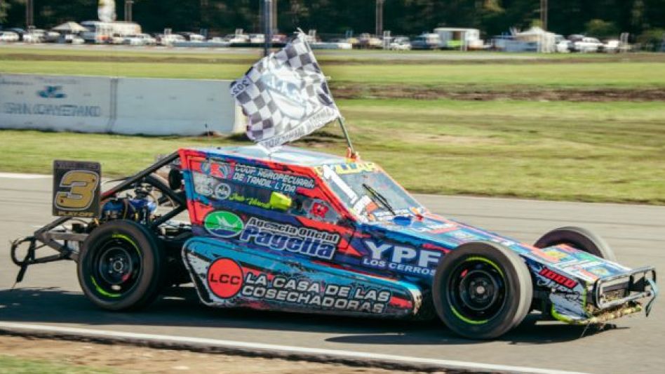Segundo título de Justo Vivarelli en la categoría. El chillarense festeja festejó en la pista del Circuito Parque de San Cayetano. Gentileza La Voz del Pueblo-NAHUEL LA GRUTTA