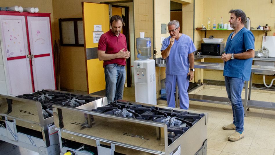Entre las refacciones que se proyectan en el Hospital Municipal Dr. Ángel Pintos de Azul se encuentra el sector de cocina.  PRENSA MUNICIPAL  