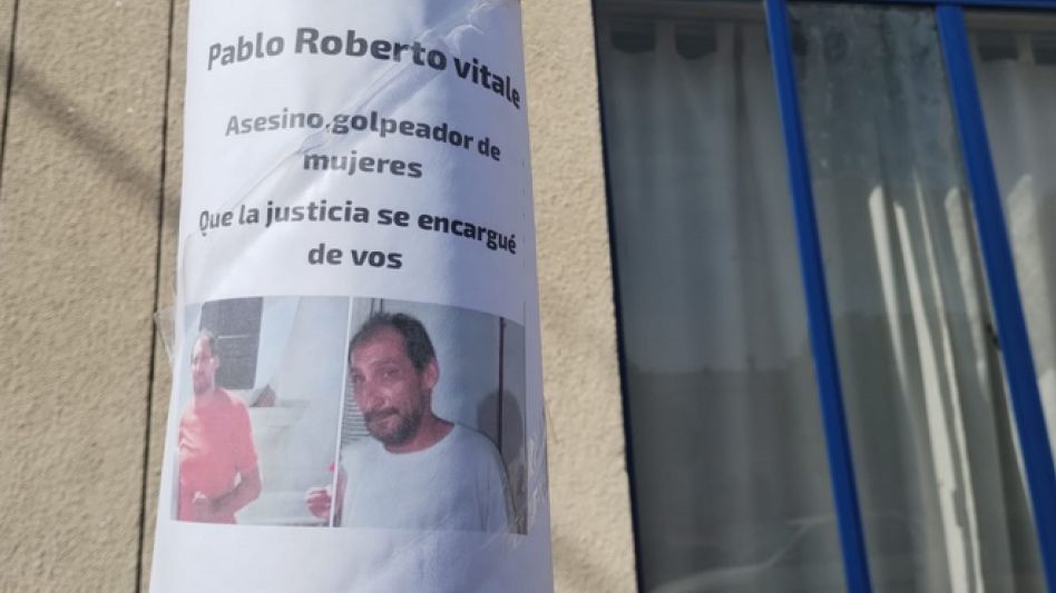 El encausado, protagonista de una pegatina donde meses atrás se reclamaba su detención por estos hechos de violencia de género. 