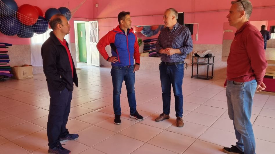 Los consejeros escolares Leandro Ferraro y Facundo Acosta visitaron Cacharí. 