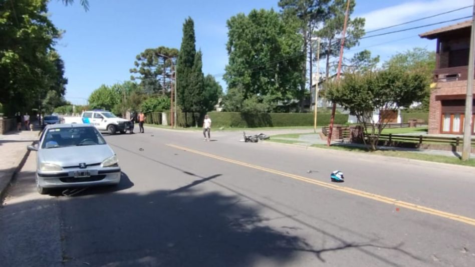 Una motocicleta y un auto chocaron en la tarde de este miércoles en Pellegrini y Formosa. FOTO: EPDS AZUL/PBA
