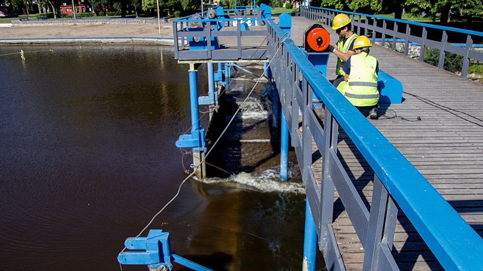 Recambio de malacates en las compuertas del Balneario Municipal
