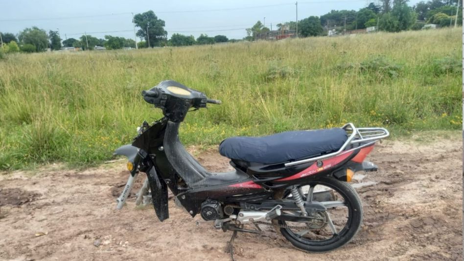 La moto recuperada. Le faltaba una rueda. Un menor es señalado como el autor del hurto del rodado. FOTO: EDPS AZUL/PBA