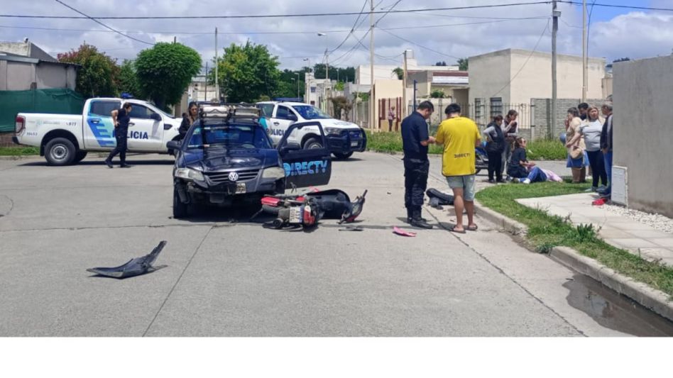 El choque entre un auto y una moto derivó en que una peatona resultara lesionada. FOTO: EPDS AZUL/PBA