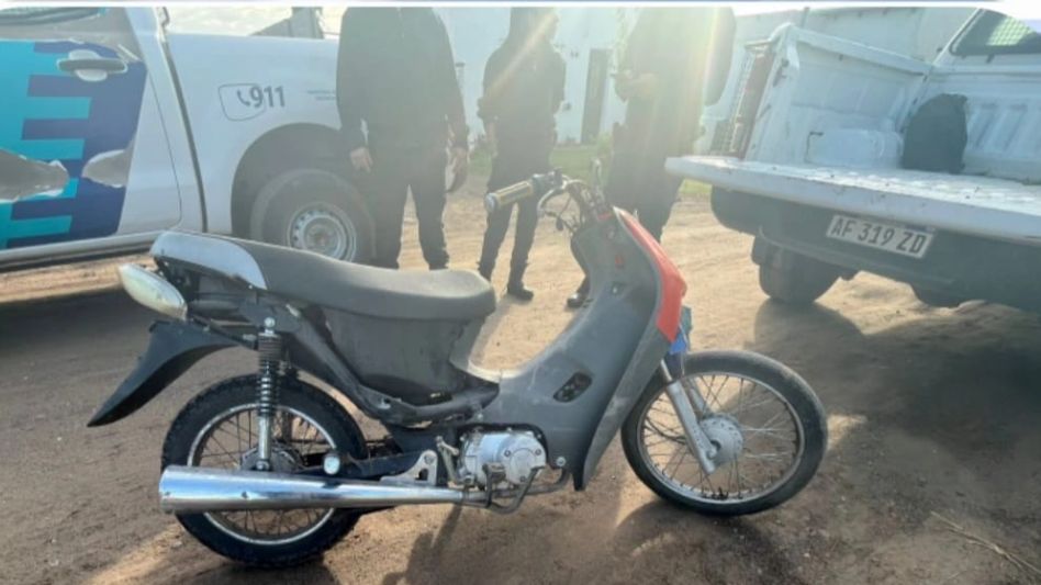 La moto robada y recuperada por la Policía. De acuerdo con lo informado, al ilícito lo cometió un menor. FOTO: EPDS AZUL/PBA 