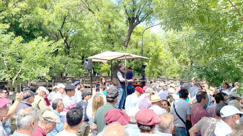 Los pasillos colmados y la venta a cargo de Juan Wallace.