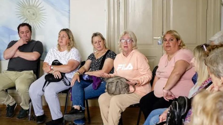 El concejal Nicolás Cartolano y afiliados autoconvocados de IOMA, durante la reunión en el recinto del Concejo Deliberante.  PRENSA CONCEJO DELIBERANTE